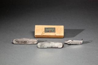 Appraisal: Three Folding Fishing Knives Two knives made for Abercrombie Fitch