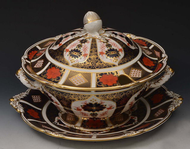 Appraisal: A ROYAL CROWN DERBY 'JAPAN' IMARI PATTERN LARGE SOUP TUREEN