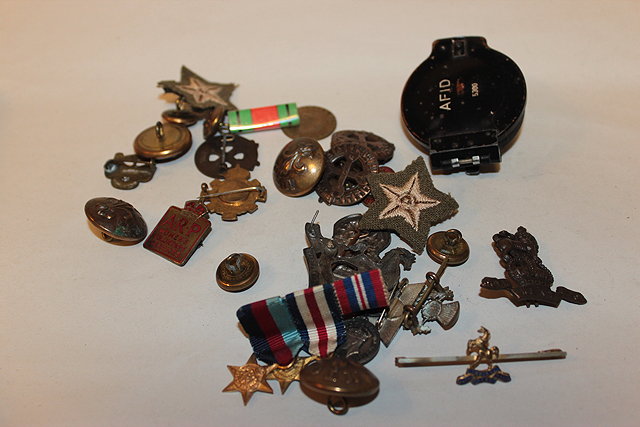 Appraisal: A QUANTITY OF VARIOUS MILITARY BUTTONS and cap badges to