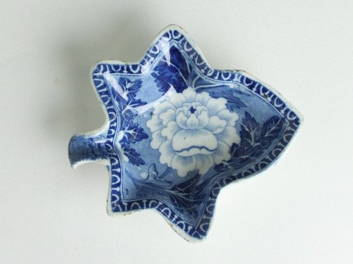 Appraisal: A Rogers blue and white leaf shaped pickle dish transfer