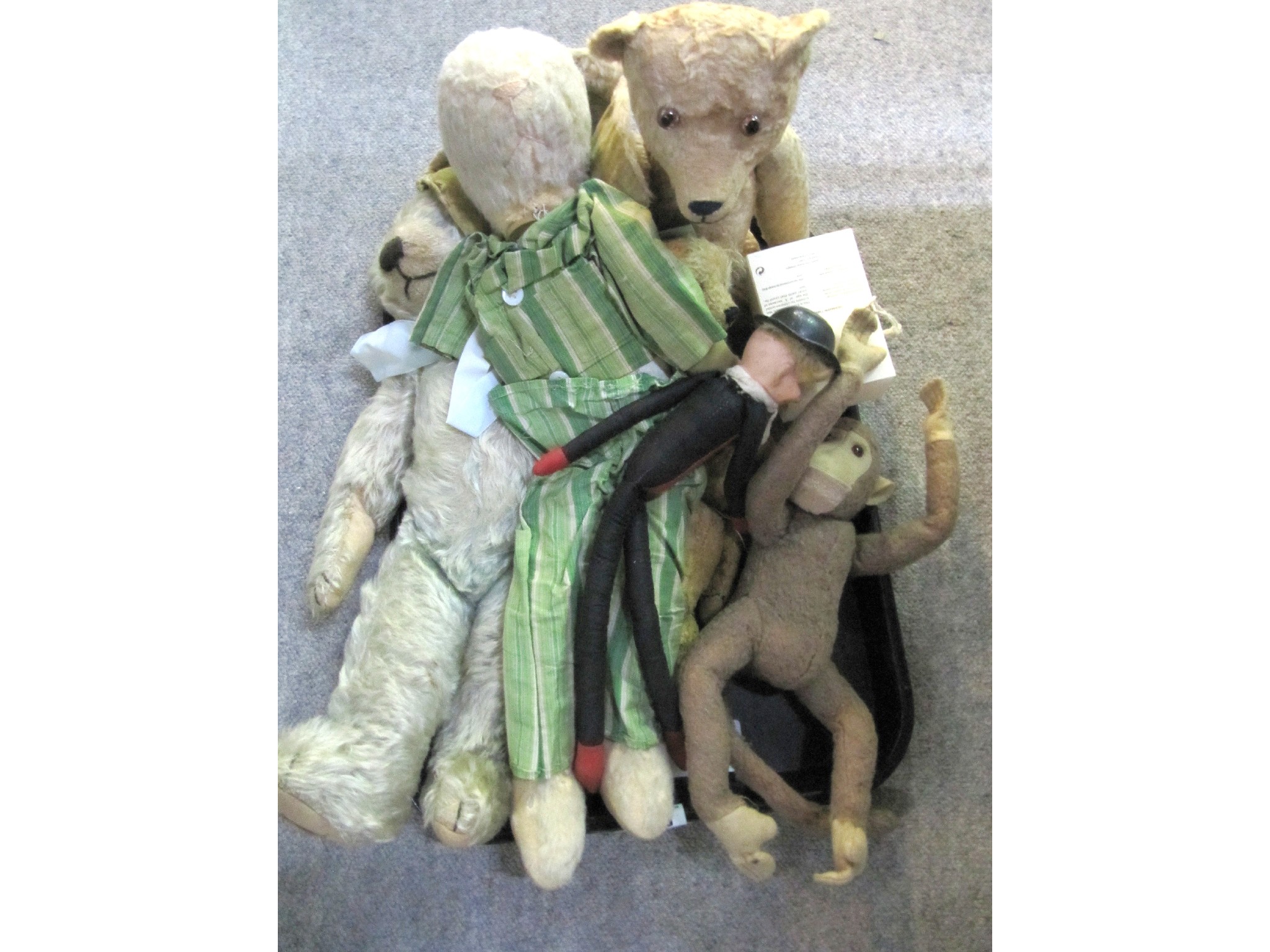 Appraisal: A collection of miscellaneous teddy bears and soft toys