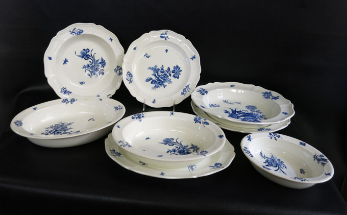 Appraisal: WEDGWOOD ETRURIA CHINA SET twenty-four pieces in a blue floral