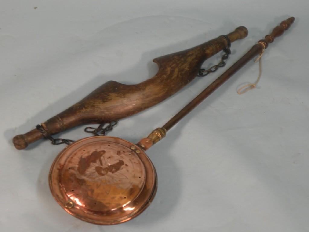 Appraisal: A thC copper warming pan with a turned fruitwood handle