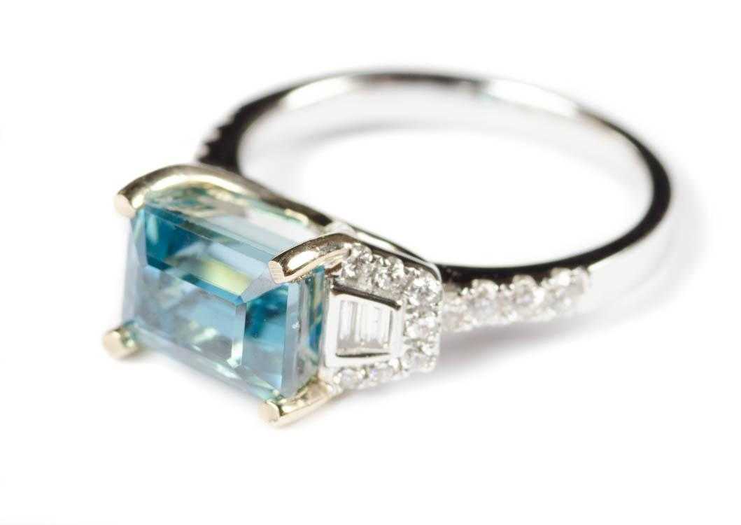 Appraisal: ZIRCON DIAMOND AND EIGHTEEN KARAT GOLD RING The white gold