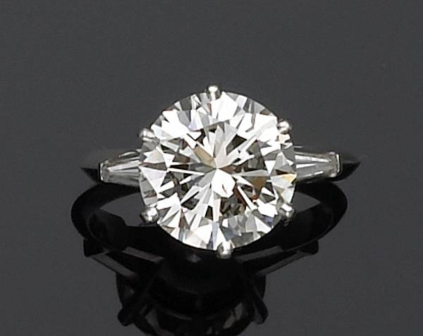 Appraisal: A diamond and platinum ring centering a round brilliant-cut diamond