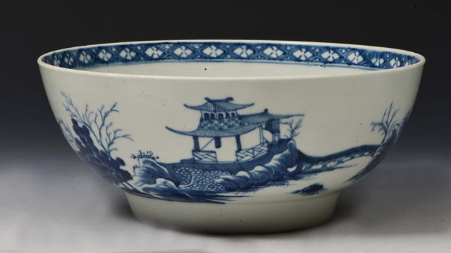 Appraisal: A WORCESTER BOWL with Chinese landscape decoration circa m