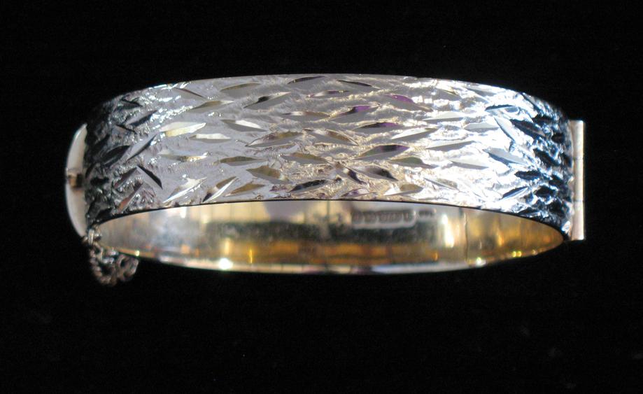 Appraisal: A CT YELLOW GOLD HINGED BANGLE with an engraved bark