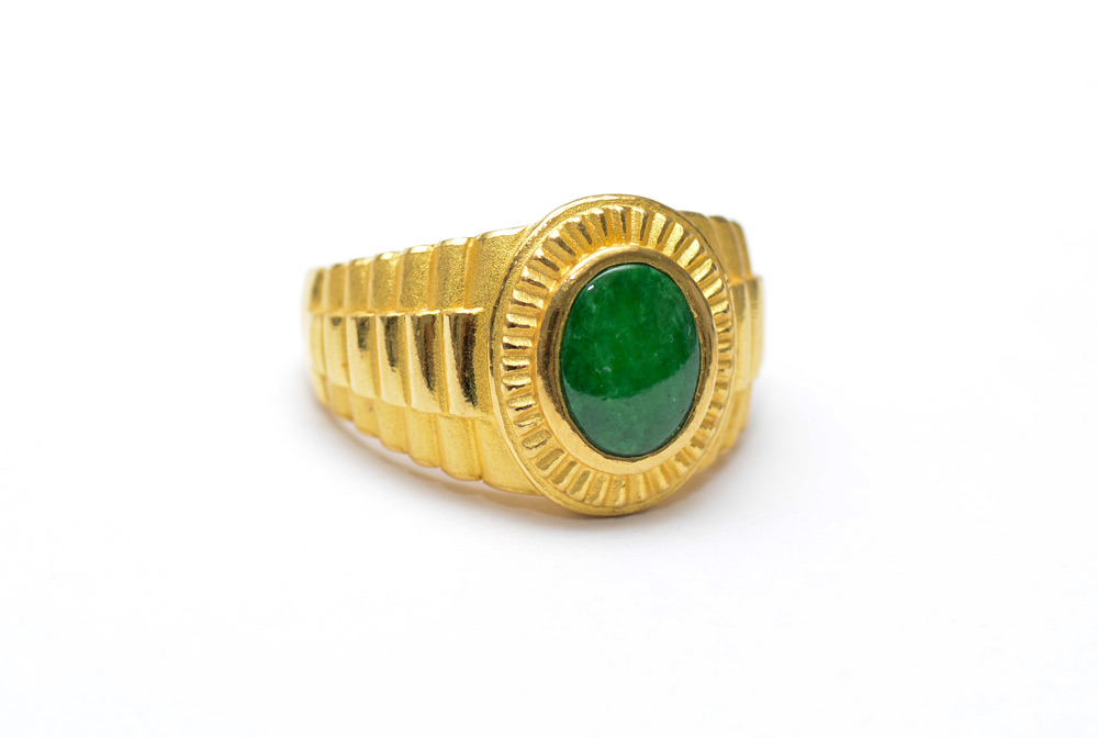 Appraisal: K JADE RING K yellow gold ''Rolex'' style ring containing