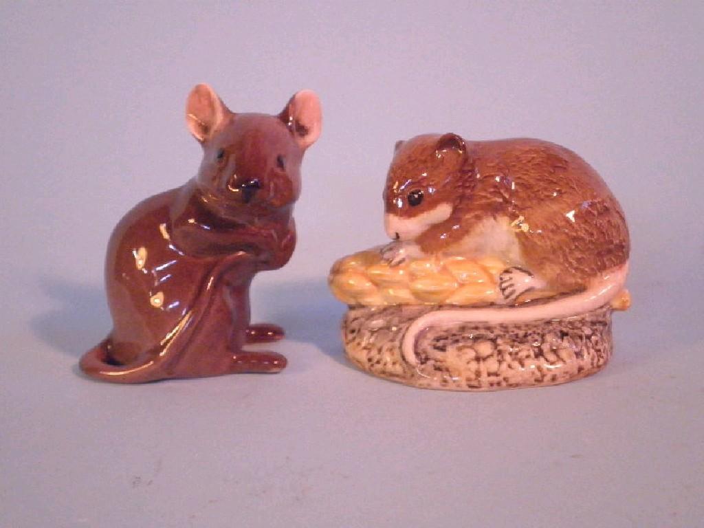 Appraisal: Beswick A mouse brown and a harvest mouse