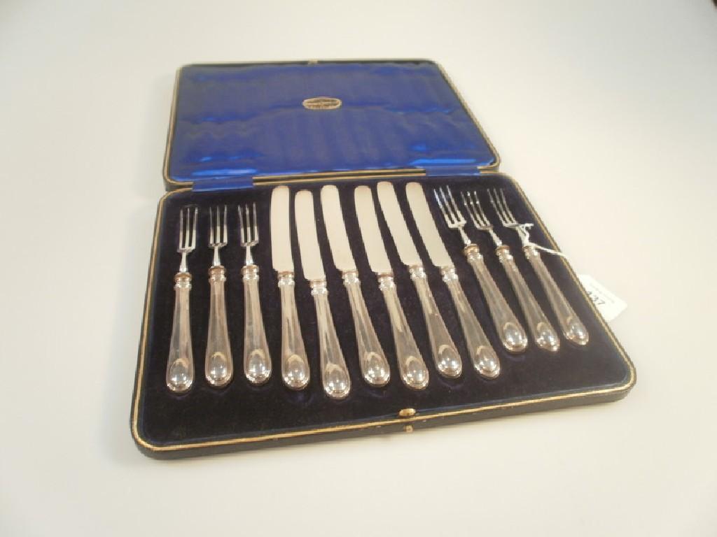 Appraisal: A boxed set of six silver handled dessert knives and