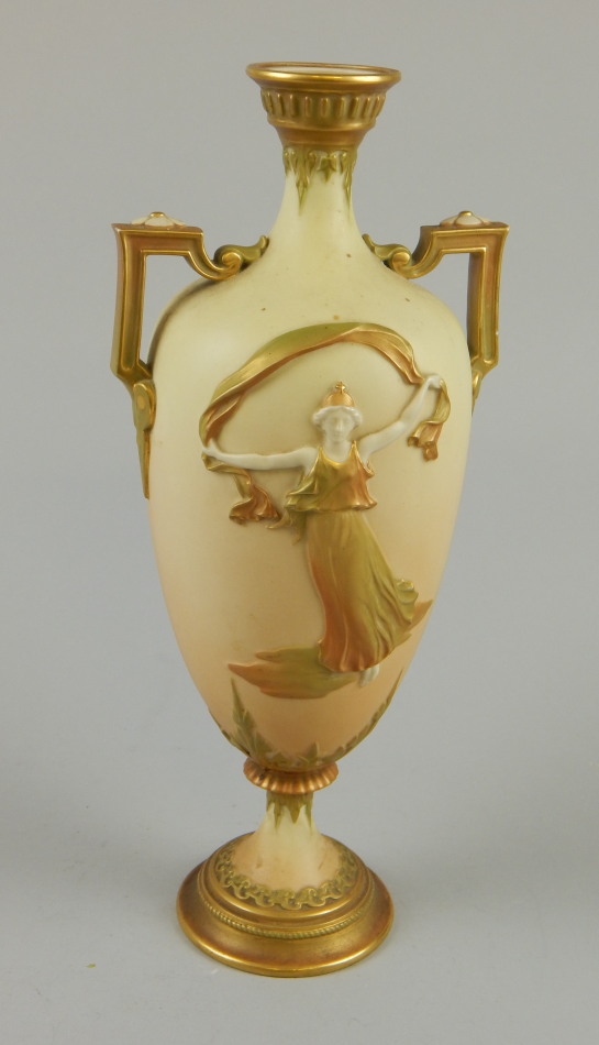 Appraisal: An early thC Royal Worcester blush ivory vase the shaped