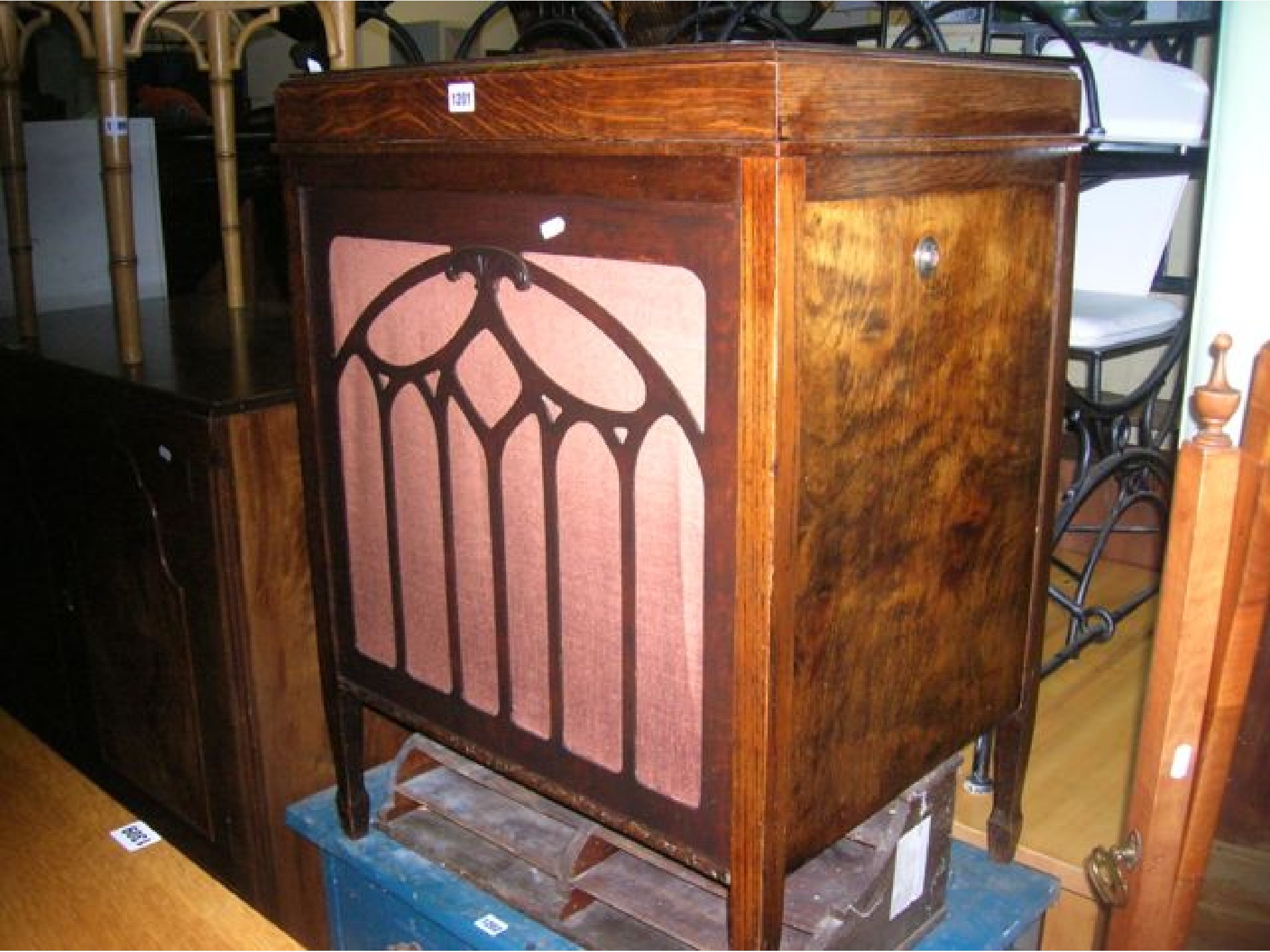 Appraisal: A vintage Dulcetto freestanding oak framed wind up gramophone with