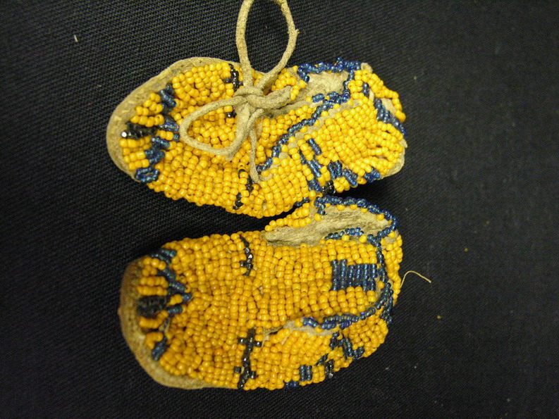 Appraisal: NATIVE AMERICAN INDIAN BEAD BABE MOCCASINS Estate piece Size