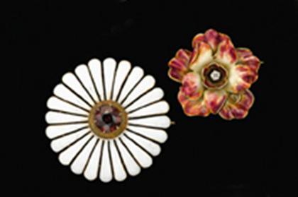 Appraisal: Two gold and enameled pansy pins One white daisy pin