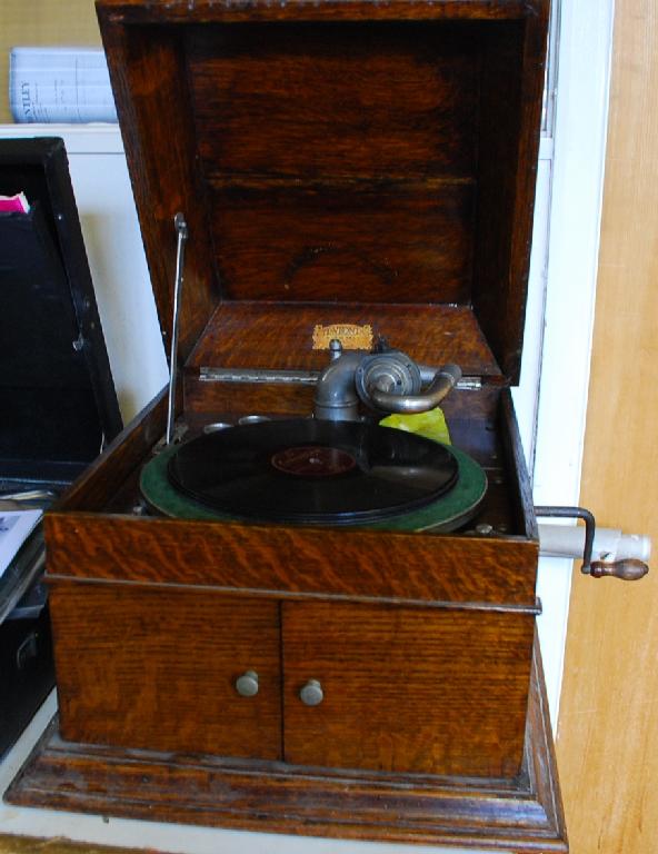 Appraisal: A YEWDALL EARLY TWENTIETH CENTURY 'YEWDONIA' OAK CASED TABLE TOP