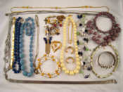 Appraisal: A quantity of costume jewellery including necklaces earrings etc