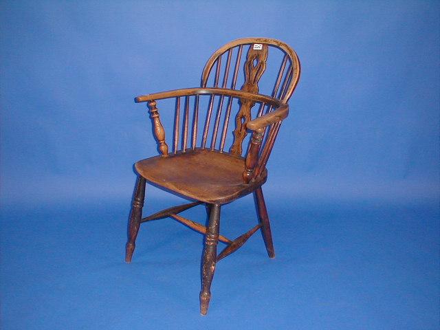 Appraisal: A thC ash and elm Windsor chair with pierced vase