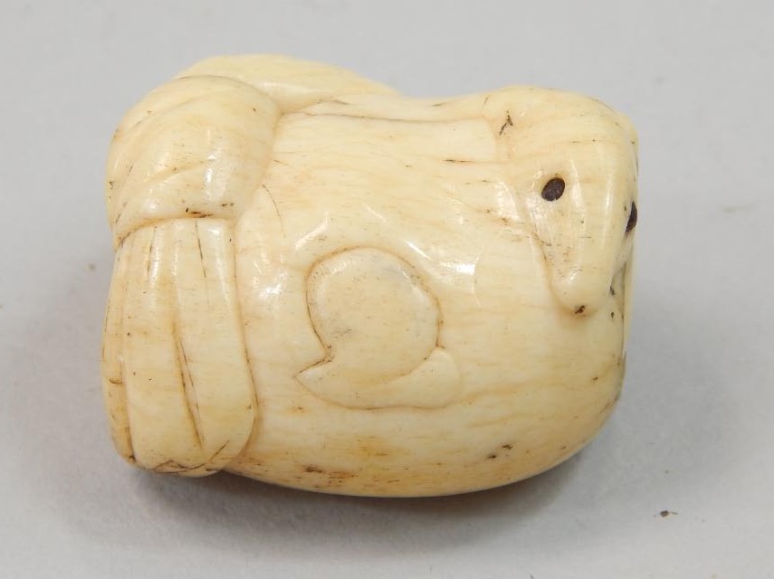 Appraisal: A Japanese carved bone netsuke decorated with a mouse or