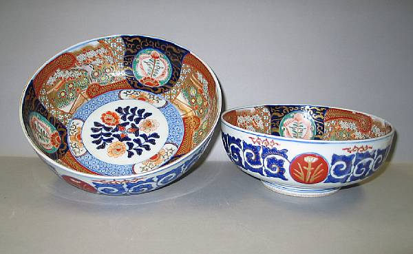 Appraisal: A nest of two Imari porcelain bowls Each with partial