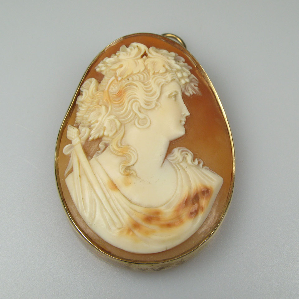 Appraisal: Oval Carved Shell Cameo in a k yellow gold brooch