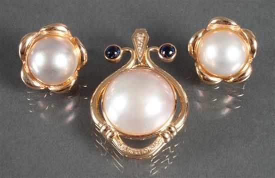 Appraisal: K gold diamond sapphire cabochon and mabe pearl pendant together