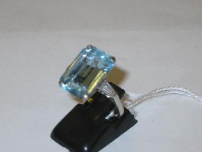 Appraisal: AN AQUAMARINE AND DIAMOND RING the large emerald cut aquamarine