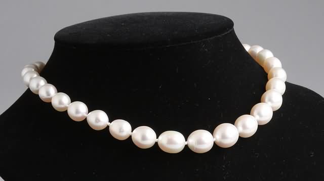 Appraisal: KW gold clasp Graduate pearls ranging in size from approximately