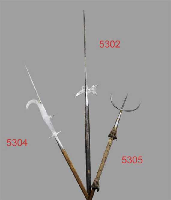 Appraisal: HELLEBARDE deutsch Jh Holz und Eisen geschmiedet Lange Vierkantspitze kleines