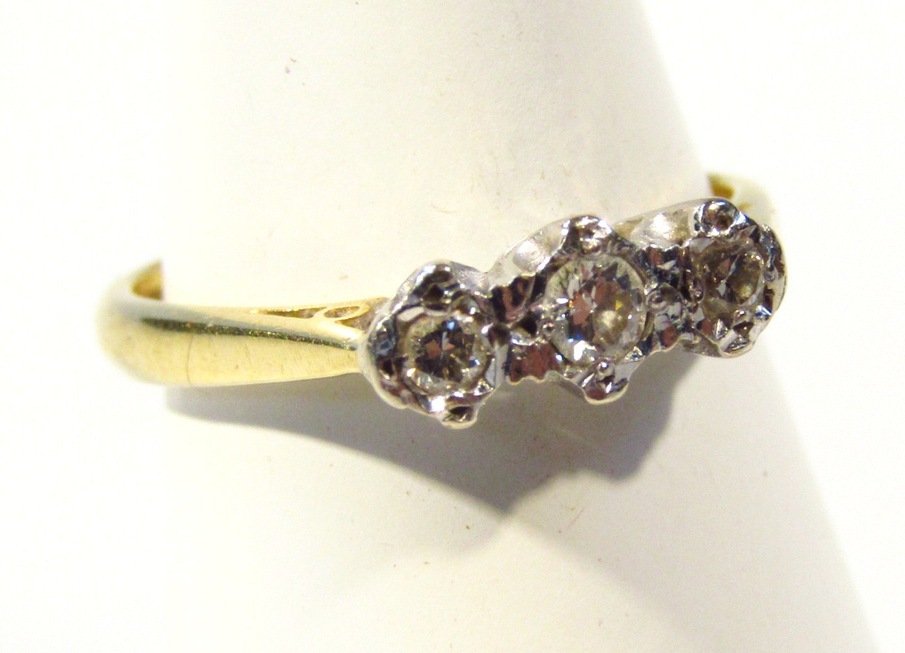 Appraisal: A ladies three stone diamond ring plantinum set on a