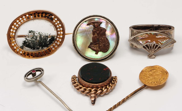 Appraisal: A small collection of miscellaneous jewelleryincluding a Victorian mourning brooch