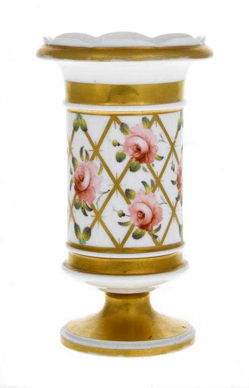 Appraisal: A CHAMBERLAIN WORCESTER MATCH POT OR SPILL VASE with scalloped