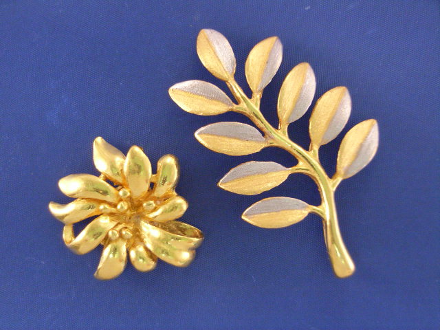 Appraisal: Two ct gold floral pendants gms