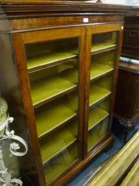 Appraisal: A VICTORIAN MAHOGANY DISPLAY CABINET enclosed by two glazed panel