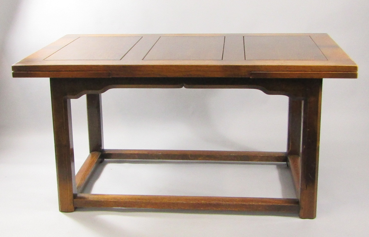 Appraisal: An oak draw leaf dining table raised on chamfered straight