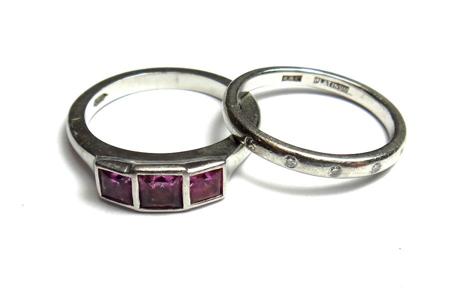 Appraisal: A platinum and pink sapphire set three stone ring mounted