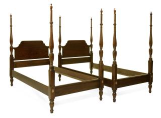 Appraisal: A PAIR OF MAHOGANY FOUR-POST BEDS th century Each bed