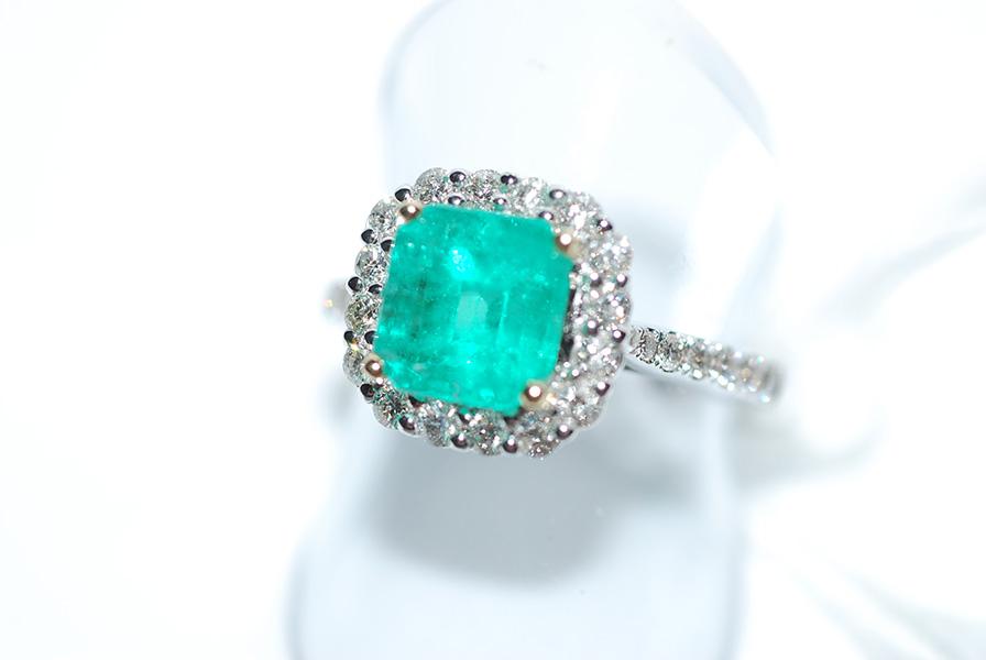 Appraisal: AN EMERALD AND DIAMOND CLUSTER RING IN CT WHITE GOLD