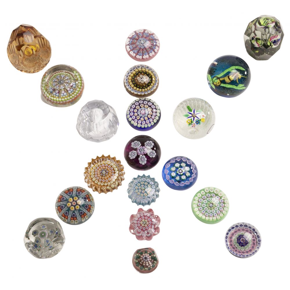 Appraisal: PAPERWEIGHT ASSORTMENT items including examples from Baccarat Jean Hartwig with