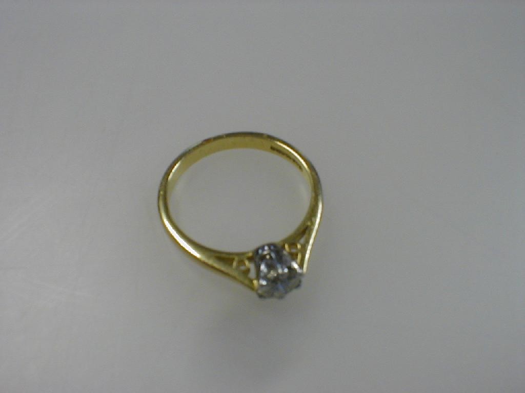 Appraisal: A solitaire diamond ring ct approx single claw setting to