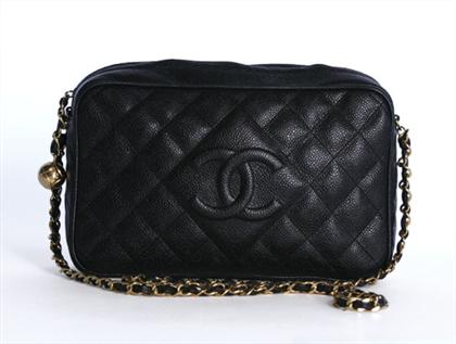 Appraisal: Chanel pebble textured leather purse Quilted pattern with large central