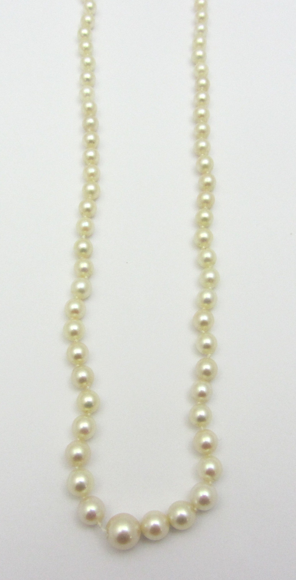 Appraisal: A single row necklace of graduated cultured pearls on a