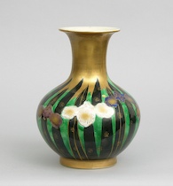 Appraisal: An Elegant Japanese Porcelain Vase The vase is of squad