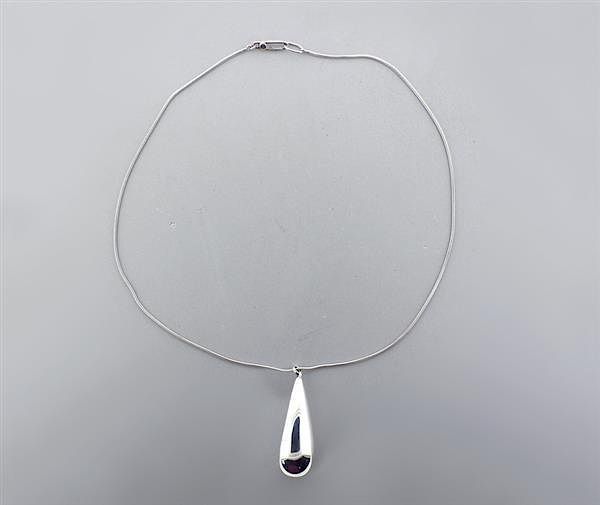 Appraisal: Gucci Silver Teardrop Pendant Necklace METAL sterling silver MEASUREMENTS necklace