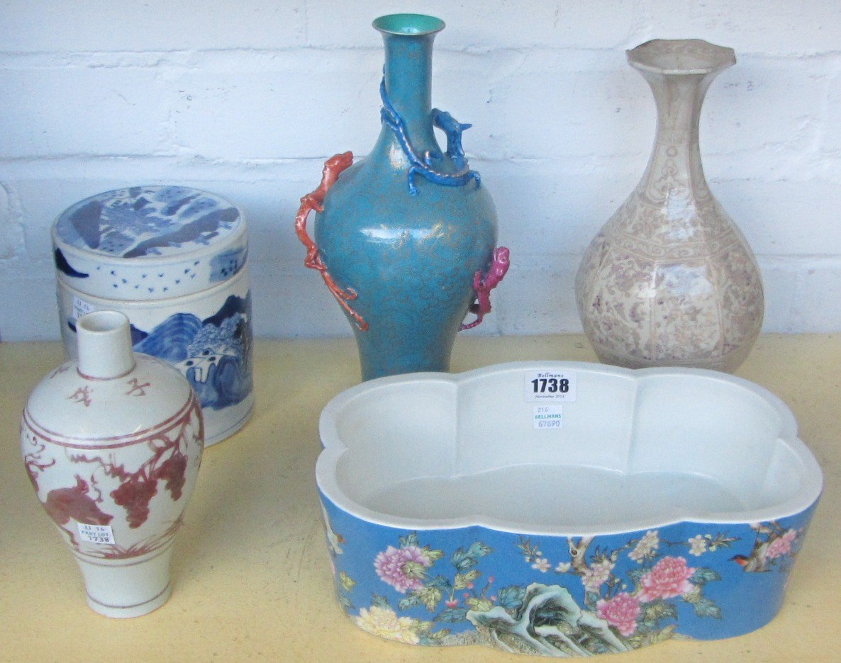 Appraisal: A quantity of modern Chinese ceramics comprising a shaped jardiniere