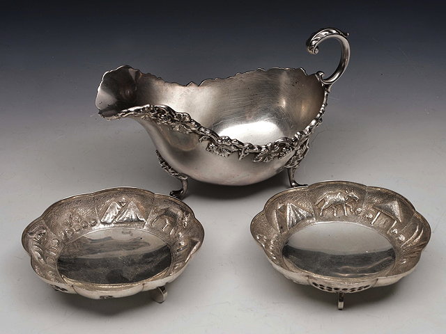 Appraisal: AN ELKINGTON CO SILVER SAUCE BOAT with grapevine decoration and