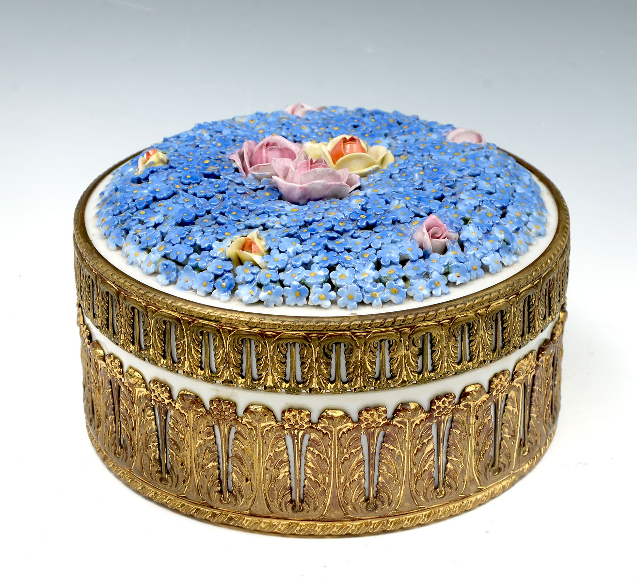 Appraisal: MEISSEN COVERED FORGET-ME-NOT PORCELAIN BOX Circa Meissen porcelain box surmounted