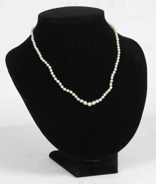 Appraisal: A single-strand pearl necklace the graduated pearls thought to be