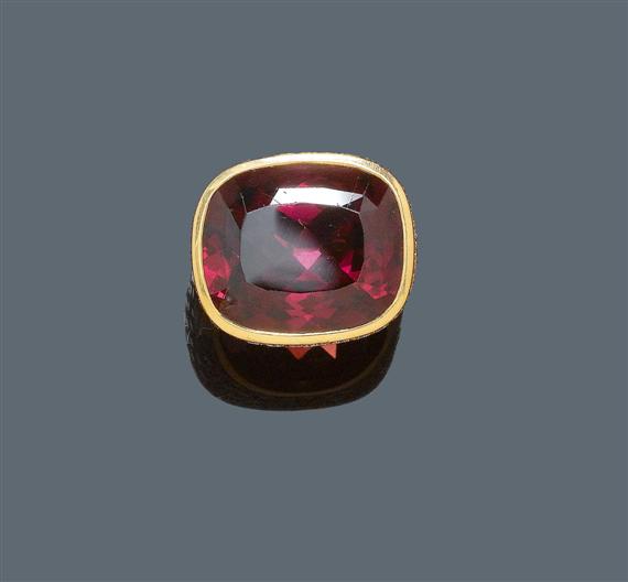 Appraisal: RHODOLITE AND DIAMOND RING Yellow gold g Attractive ring the