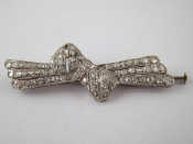 Appraisal: A white metal tests platinum Art Deco diamond bow brooch