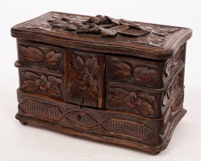 Appraisal: A carved oak jewel box with fitted interior containing a